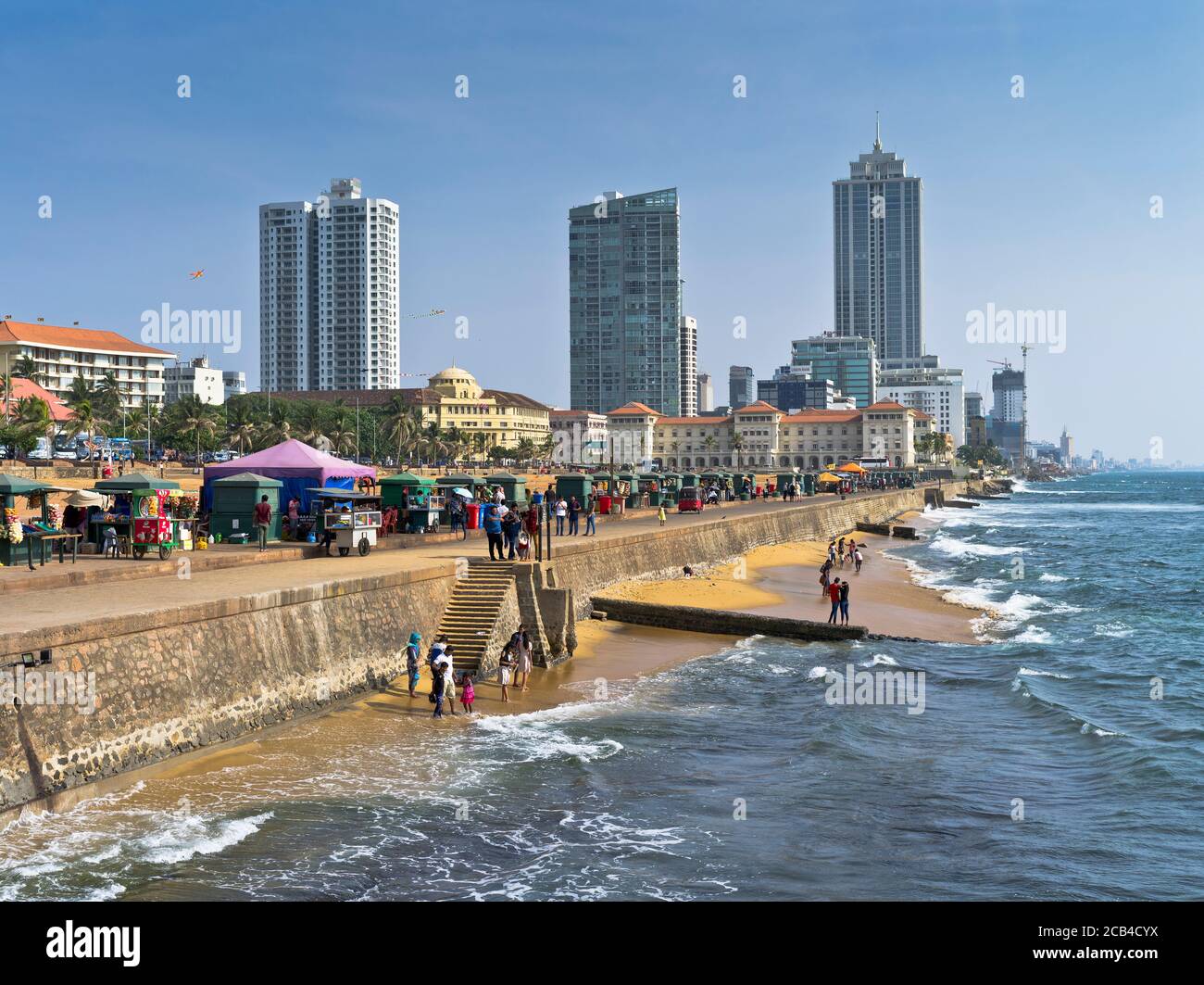 dh Galle Gesicht Grüne Promenade COLOMBO STADT SRI LANKA Strand Menschen Stockfoto