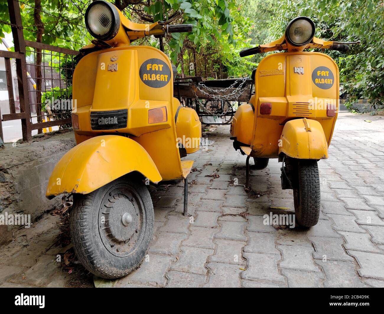 New Delhi, Indien, 2020. Fancy / quercy gelb gefärbte Bajaj Roller geparkt für die Lieferung von Lebensmitteln von Fat Albert Restaurant verwendet Stockfoto