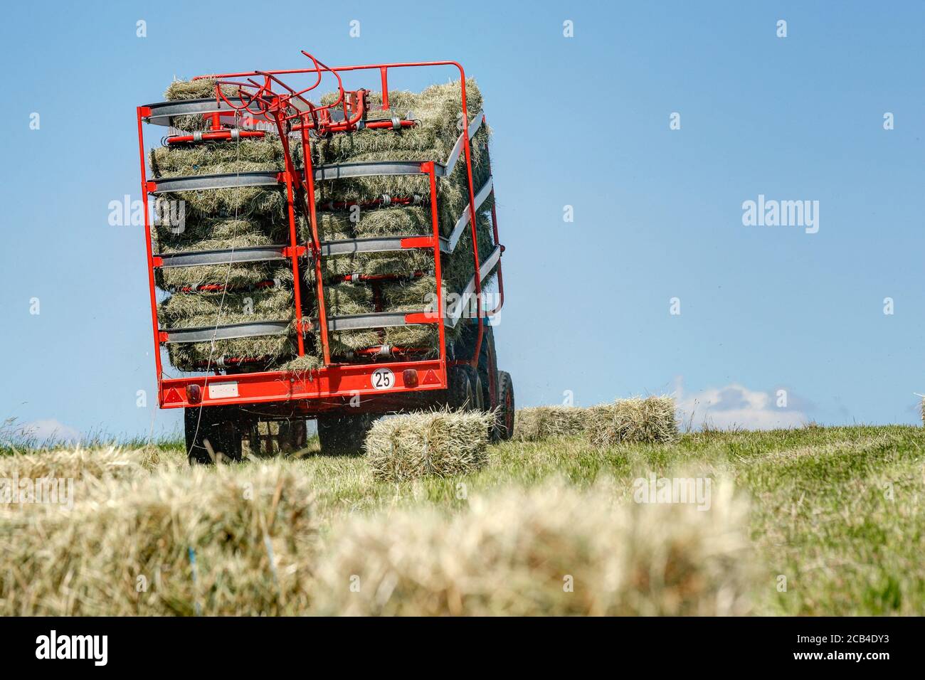 Der alte Ballensammler, der in den 1970er und 1980er Jahren hergestellt wurde, funktioniert noch immer einwandfrei und wird auch heute noch auf dem Feld zur Heuernte eingesetzt. Stockfoto