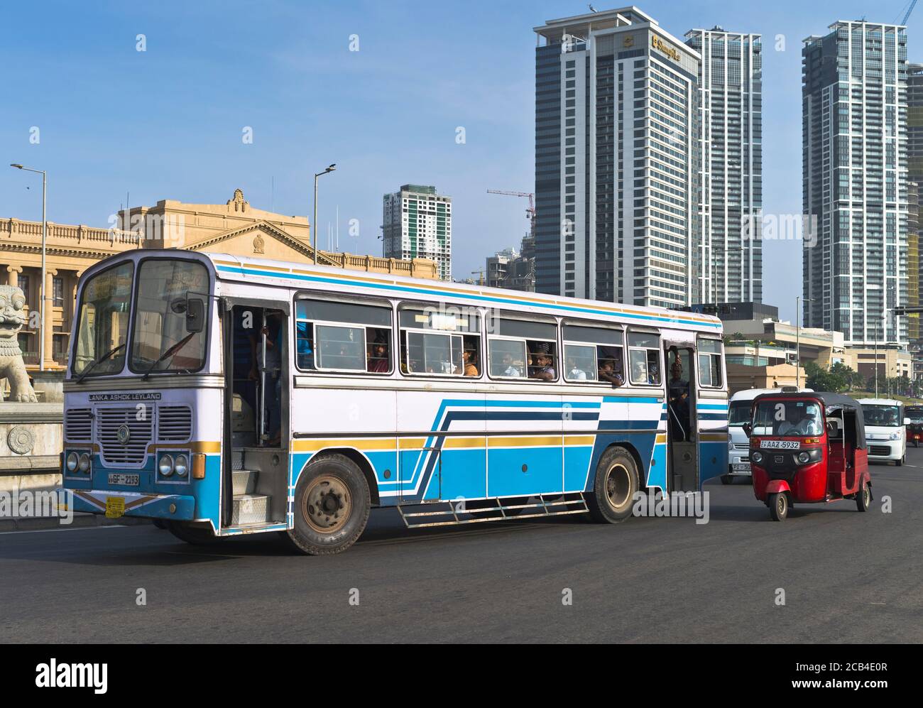 dh Galle Gesicht Kreisverkehr COLOMBO STADT SRI LANKA Sri Lanka Ashok Leyland Bus Tuk Tuk Taxi Verkehr Asian Stockfoto