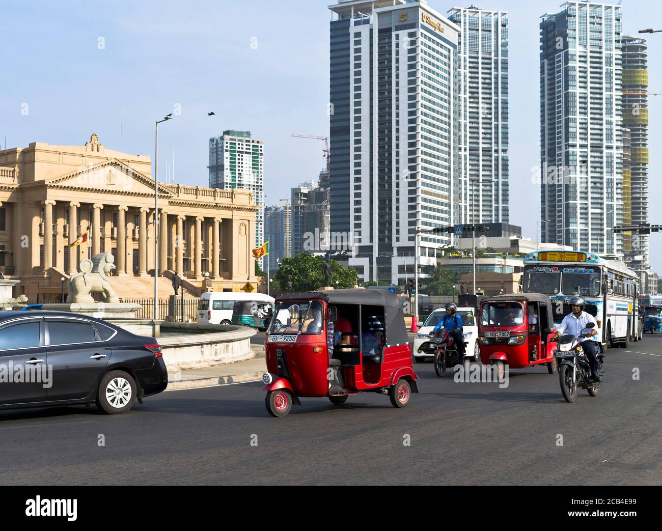 dh Galle Gesicht Kreisverkehr COLOMBO STADT SRI LANKA Autos Tuk Tuks Taxis Verkehr Old Parliament Building Stockfoto