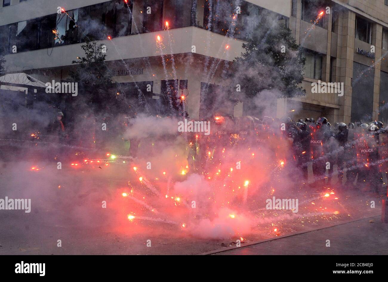 Beirut, Libanon. August 2020. Von Demonstranten geschleudert, explodieren am Montag, den 10. August 2020, vor der Bereitschaftspolizei unter Zusammenstößen in der Nähe des parlaments im Zentrum von Beirut. Nach einer gewaltigen Explosion, bei der am 4. August 2020 6000 Menschen ums Leben kamen und 163 verletzt wurden, kam es zu einem Protest, der den Hafenbereich der Hauptstadt verwüstete. Foto von Mustafa Jamaleddine/UPI Credit: UPI/Alamy Live News Stockfoto