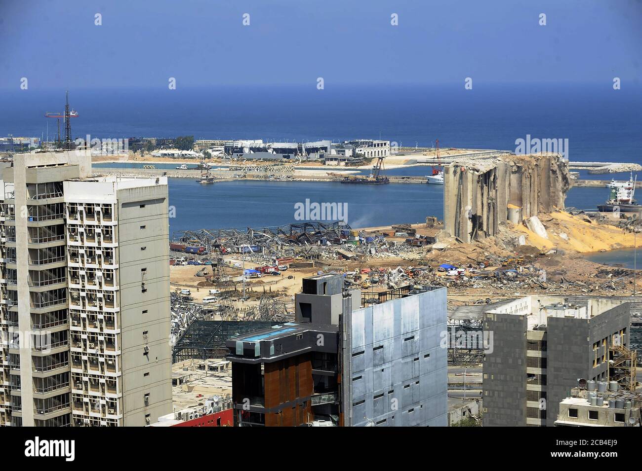 Beirut, Libanon. August 2020. Die Zerstörung des Hafens von Beirut ist nach einer Explosion vor sechs Tagen in Beirut, Libanon, am Montag, den 10. August 2020 zu beobachten. Eine riesige Explosion, verbunden mit unsachgemäß gelagerten Gefahrstoffen, zerstörte große Teile der libanesischen Hauptstadt und tötete am 6. August mindestens 163 Menschen und verletzte mehr als 6000. Die libanesische Regierung ist nach der Explosion und den darauf folgenden gewalttätigen Protesten zurückgetreten. Foto von Mustafa Jamaleddine/ Credit: UPI/Alamy Live News Stockfoto