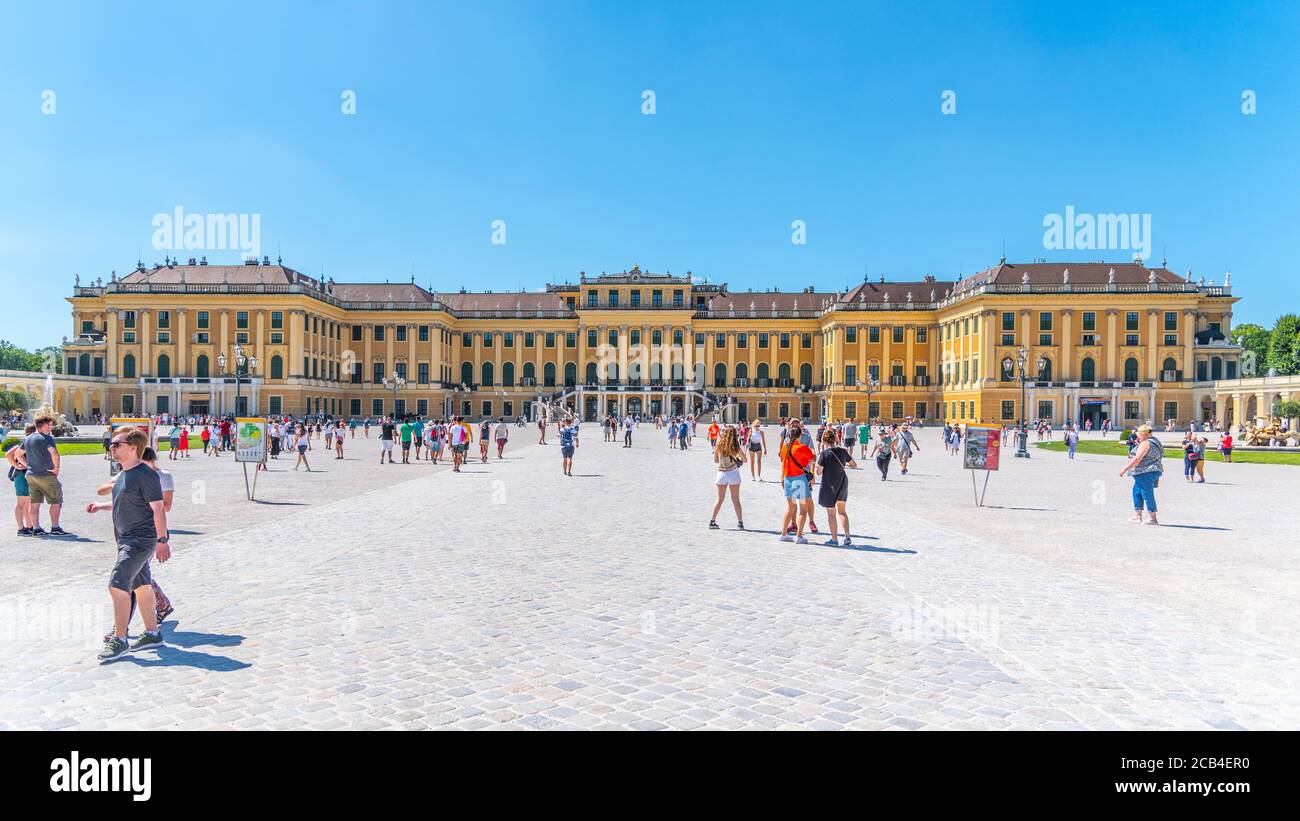 WIEN, ÖSTERREICH - 23. JULI 2019: Schloss Schönbrunn, Deutsch: Schloss Schönbrunn. Pamoramischer Blick auf den Innenhof Wien Österreich Stockfoto