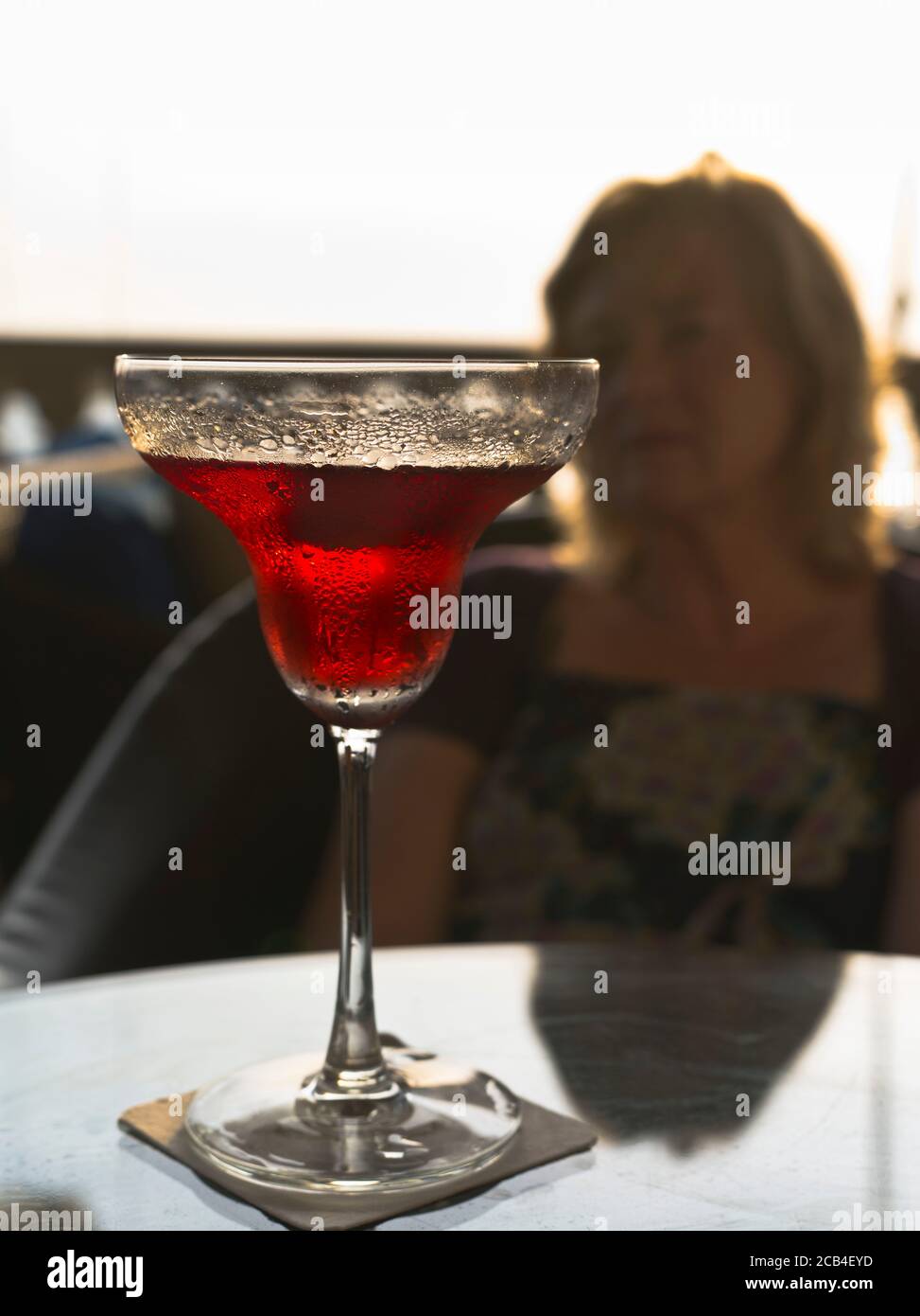 dh Galle Face Hotel Getränke COLOMBO STADT SRI LANKA Frau Touristen Cocktail Drink Glas in Travellers Bar Balkon Veranda Stockfoto