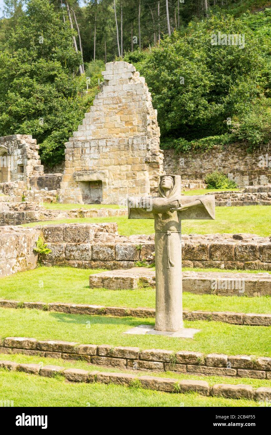 Skulptur, die Madonna des Kreuzes, von Malcolm Brocklesby im Mount Grace Priorat, North Yorkshire, England, UK Stockfoto