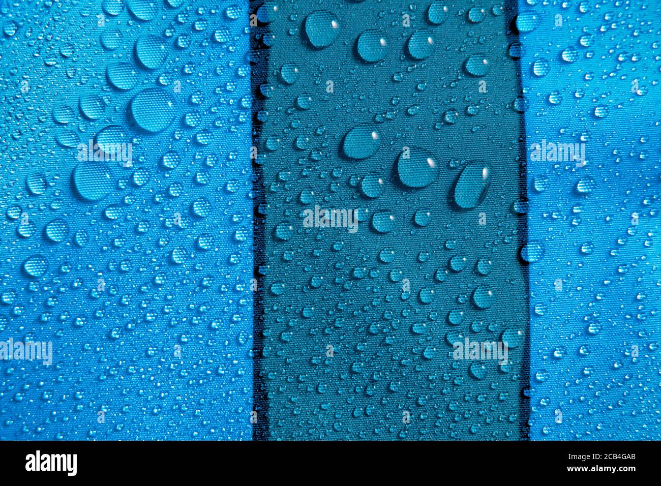 Abstrakter Hintergrund aus blauen hydrophoben Stoffen mit Wassertropfen Stockfoto