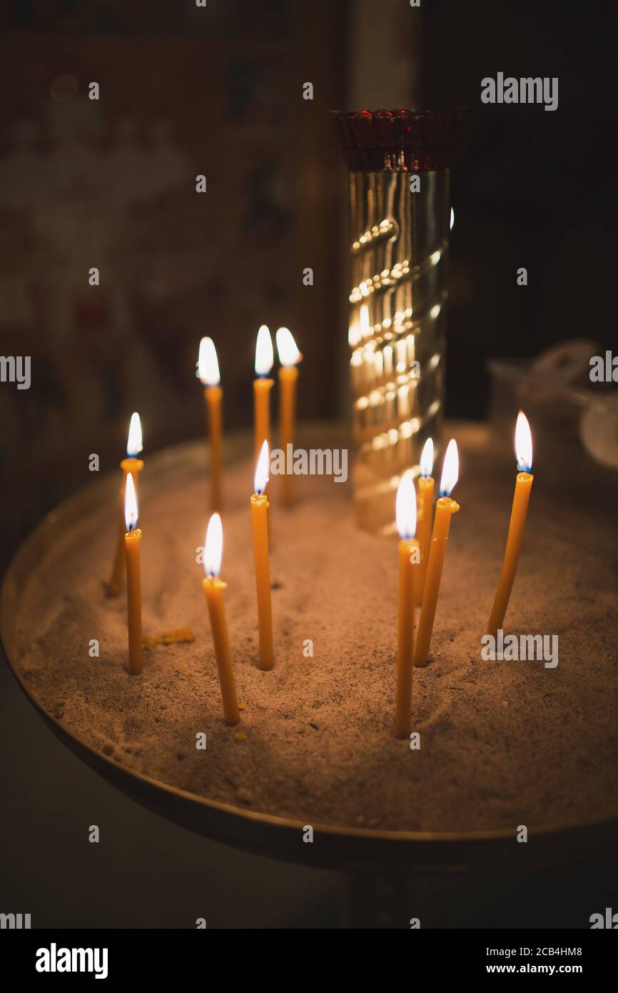 Orthodoxe christliche Utensilien in der Kirche. Brennende Kerzen. Stockfoto