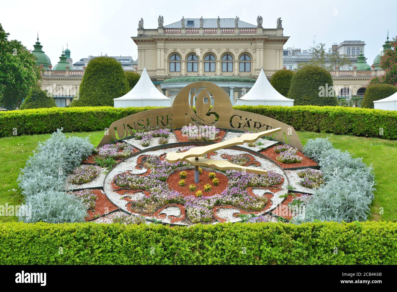 WIEN, ÖSTERREICH - 02. MAI 2016 : Blumenuhr im Stadtpark in Wien, Österreich. Stockfoto