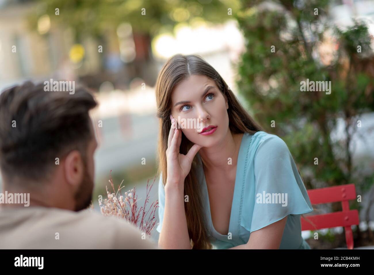 Trauriges Paar, das im Open-Air-Café sitzt und Missverständnisse hat Stockfoto