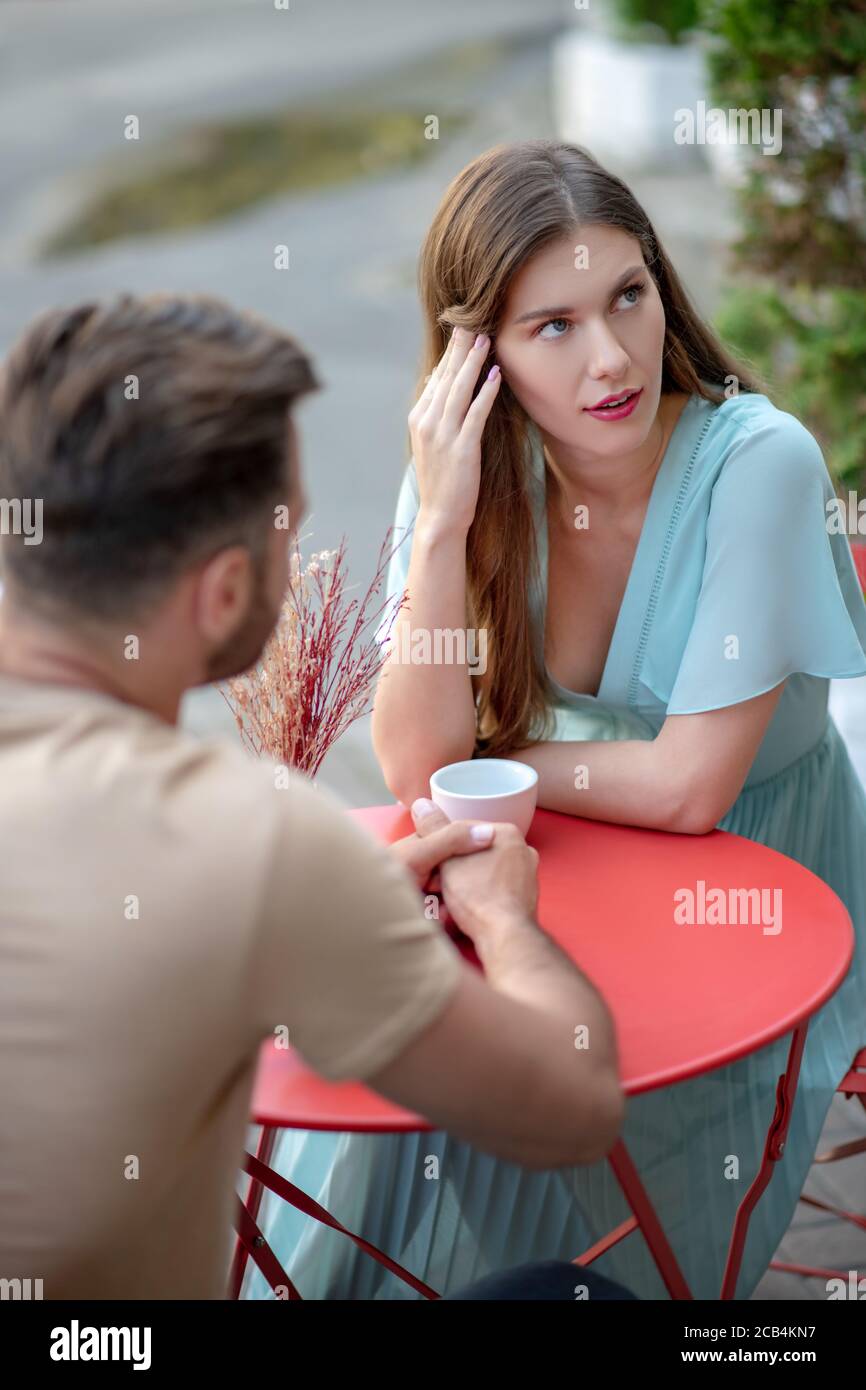 Trauriges Paar, das im Open-Air-Café sitzt und Streit hat Stockfoto