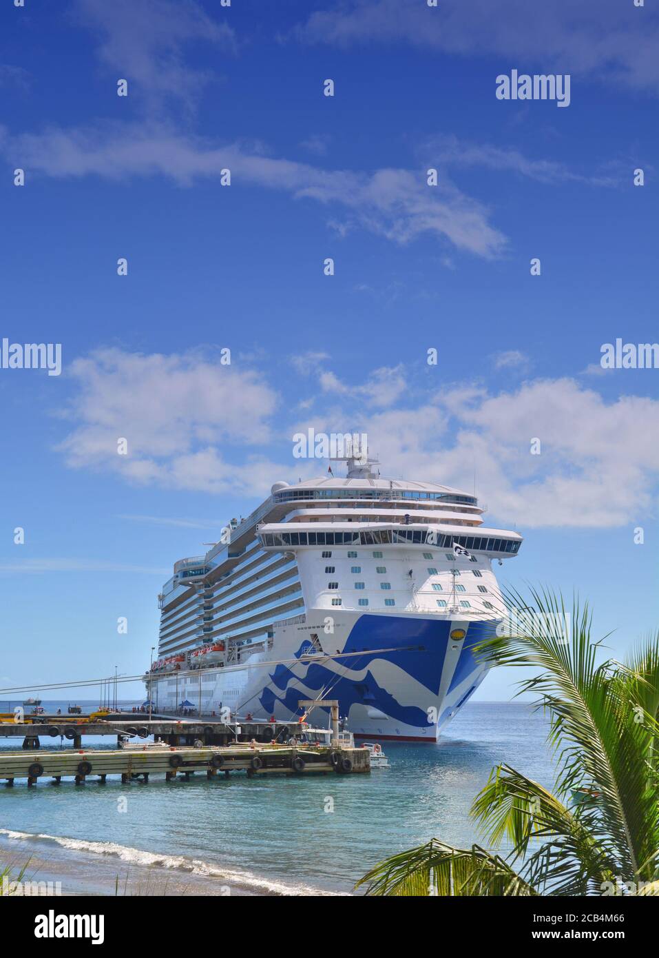 DOMINICA, KARIBIK - 24. MÄRZ 2017 : Schiff der Königlichen Prinzessin dockte im Hafen von Roseau an. Royal Princess wird von Princess Cruises Line betrieben. Stockfoto
