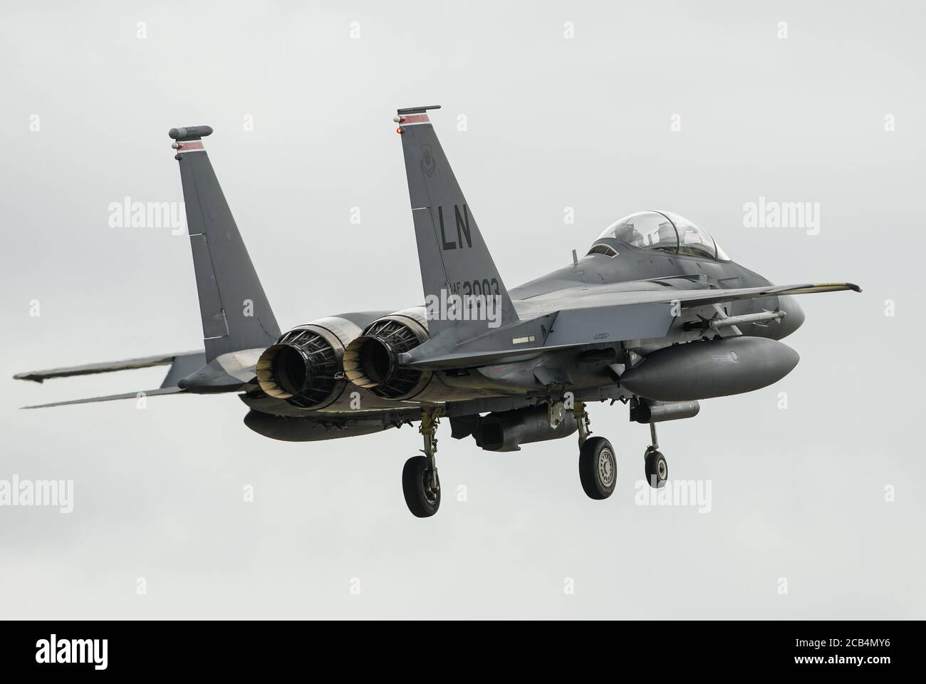 LN AF 01 2003 US Air Force McDonnell Douglas F-15E Schlag Adler des 494th Fighter Squadron (Panthers) 48. Fighter Wing nähert sich RAF Lakenheath. Donnerstag, 16. Juli 2020. (Quelle: Jon Hobley, Mi News) Stockfoto