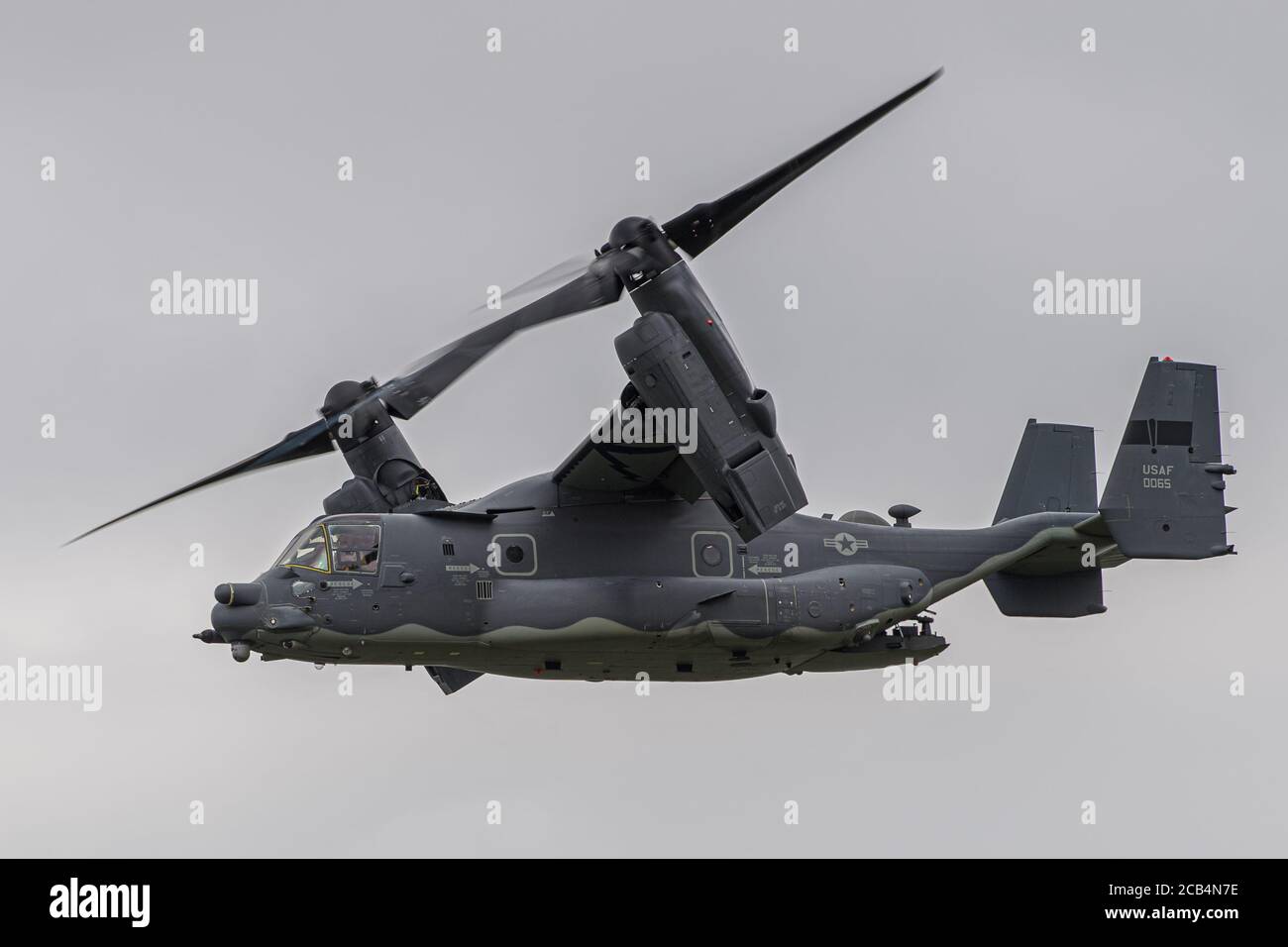 USAF Boeing Bell CV-22 Osprey 12-0065 'KNIFE 71' hebt ab zu einem abendlichen Training von RAF Mildenhall. Donnerstag, 16. Juli 2020. (Quelle: Jon Hobley, Mi News) Stockfoto