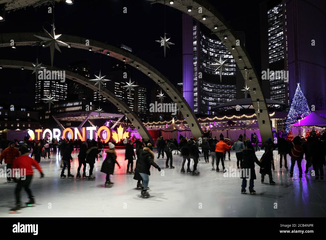 Toronto, Kanada - 16. Dezember 2019: Die Eisbahn vor dem Rathaus von Toronto ist mit hellen Dekorationen beleuchtet. Stockfoto