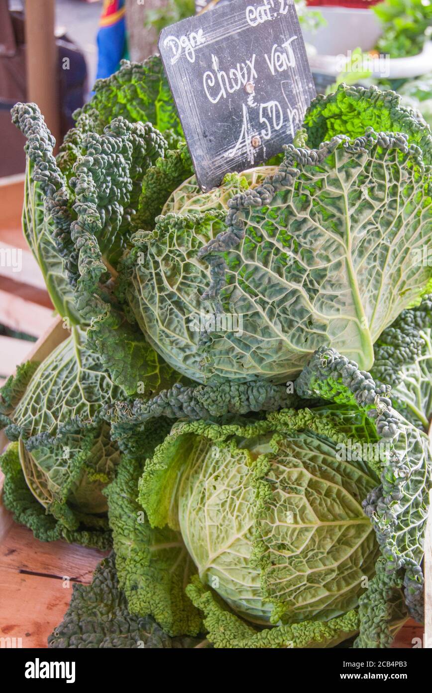 Kohl zum Verkauf auf einem Bauernmarkt. Kopf mit Kohl. Französischer Markt. Stockfoto