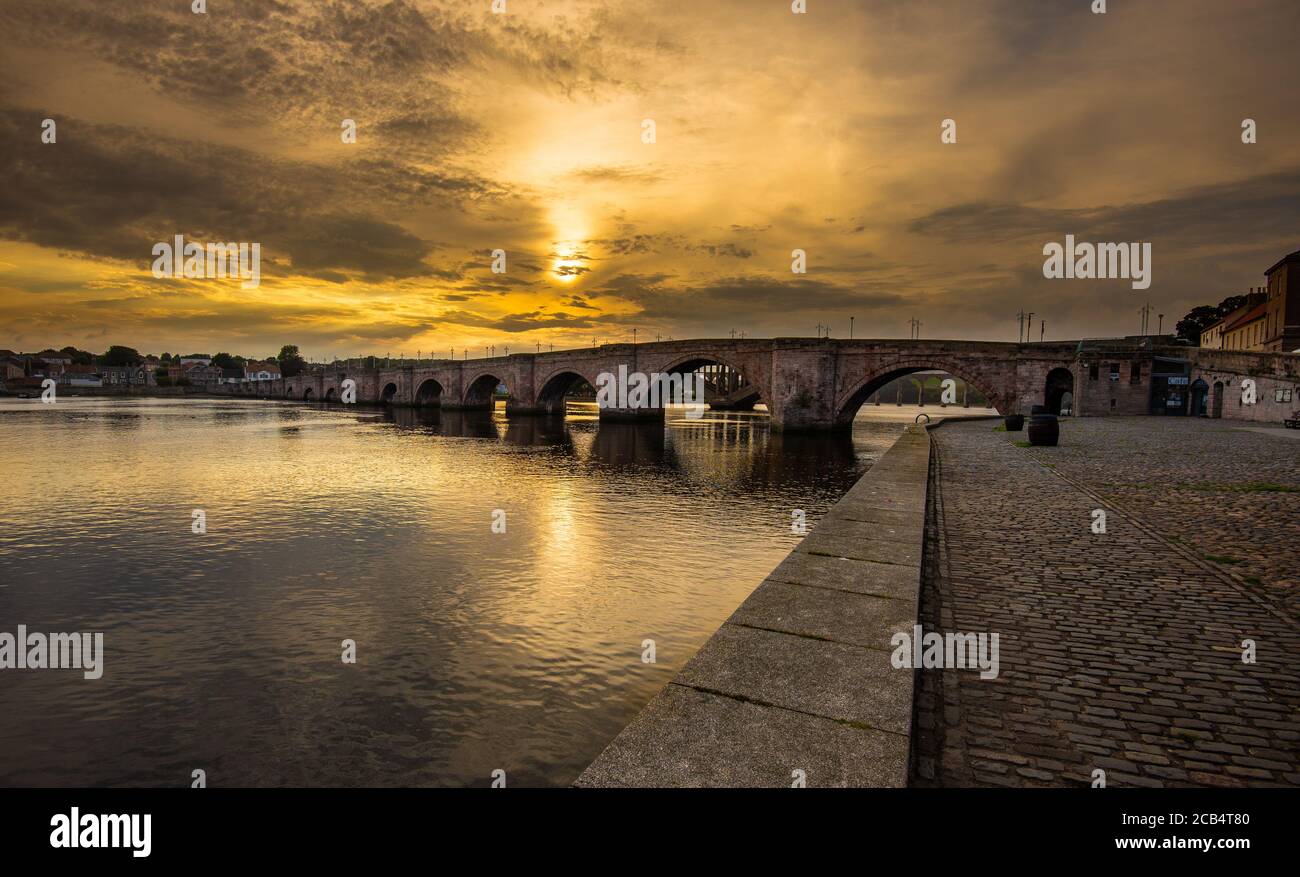 Berwick auf Tweed. Sommerabend mit dem Sonnenuntergang über der Alten Brücke auf Befehl von James I / VI gebaut Stockfoto