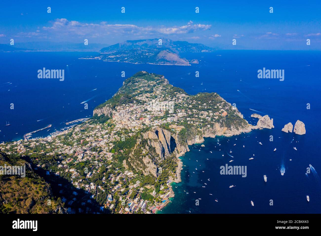 Luftaufnahme von Capri vom Gipfel des Monte Solero in Anacapri. Capri ist eine Insel im Tyrrhenischen Meer vor der Halbinsel Sorrent. Stockfoto