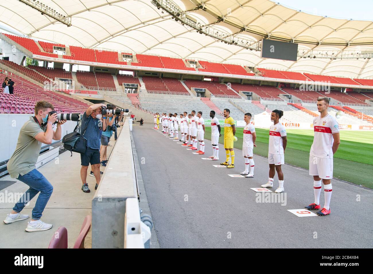 Stuttgart, 10. August 2020, Sasa KALAJDZIC, VFB 9 Daniel DIDAVI, VFB10 Erik THOMMY, VFB 11 Jens GRAHL, VFB 13 mit Fotograf beim VFB STUTTGART Media Day im 1. Deutsche Fußball Liga, 1. Bundesliga, Saison 2020/2021. © Peter Schatz / Alamy Live News Stockfoto