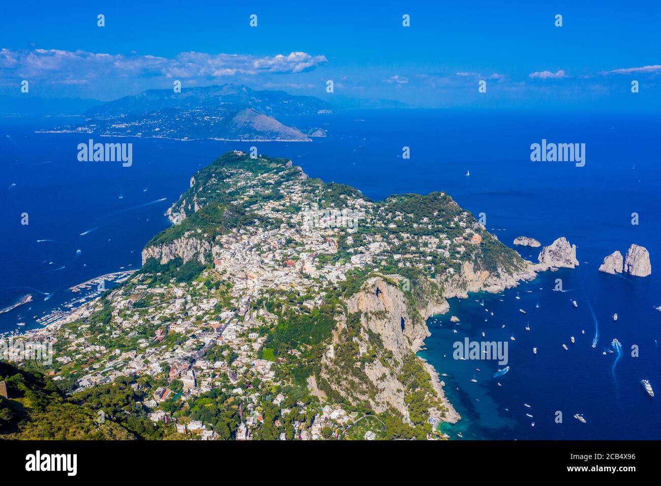Luftaufnahme von Capri vom Gipfel des Monte Solero in Anacapri. Capri ist eine Insel im Tyrrhenischen Meer vor der Halbinsel Sorrent. Stockfoto
