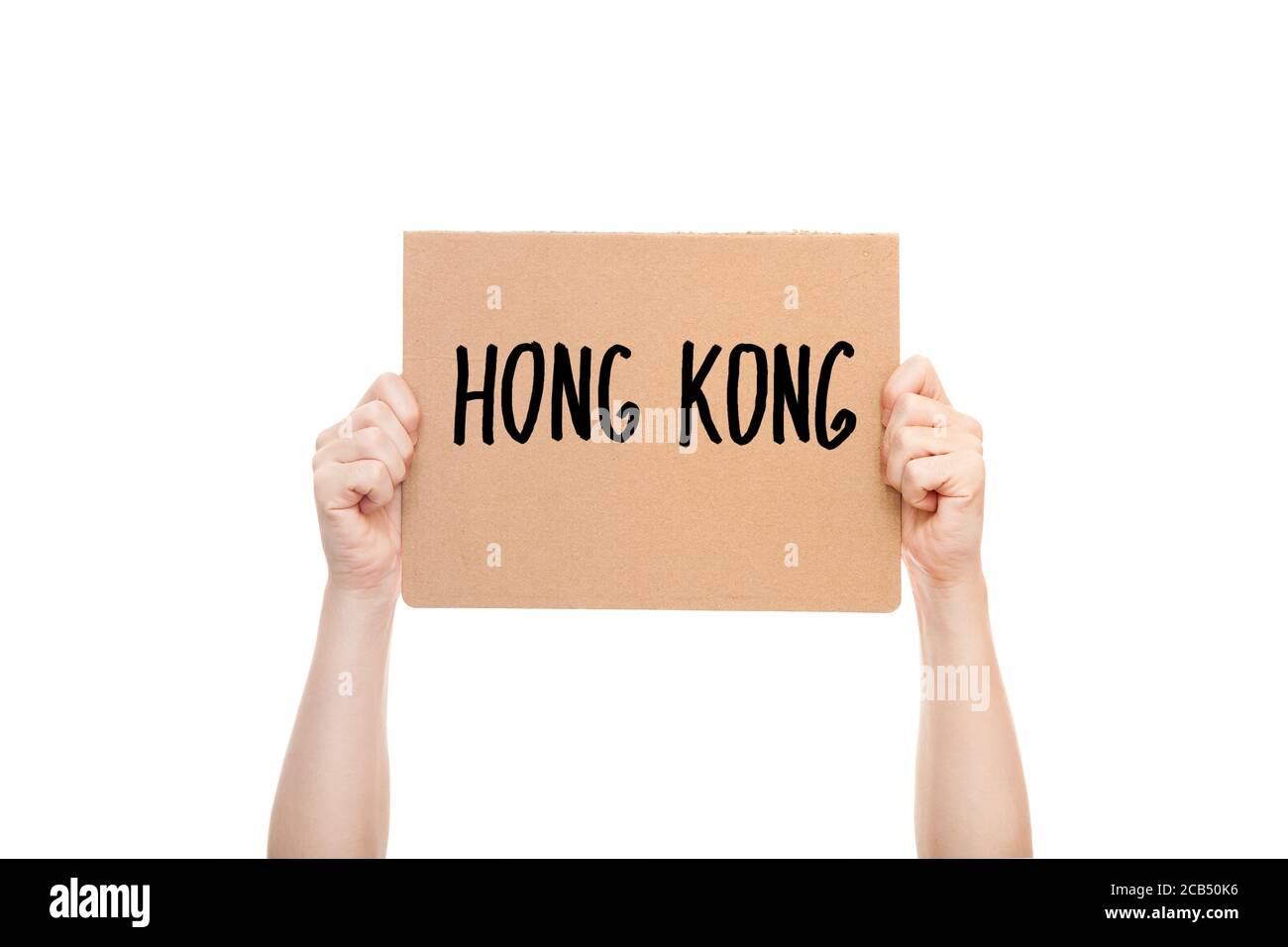Pappplakat mit hongkonger Botschaft in den Händen eines demokratischen Protesters Nahaufnahme isoliert auf weißem Hintergrund. Stockfoto