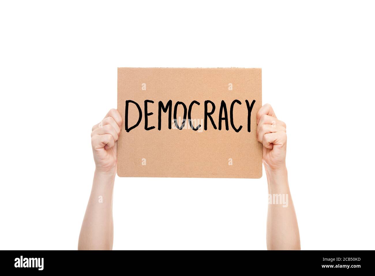 Pappplakat mit der Botschaft Demokratie hält in Händen ein Bürger eines Freiheitsstaates Nahaufnahme isoliert auf weißem Hintergrund. Stockfoto Pappplakat mit der Botschaft Demokratie hält in Händen ein Bürger eines Freiheitsstaates Nahaufnahme isoliert auf weißem Hintergrund. Stockfoto