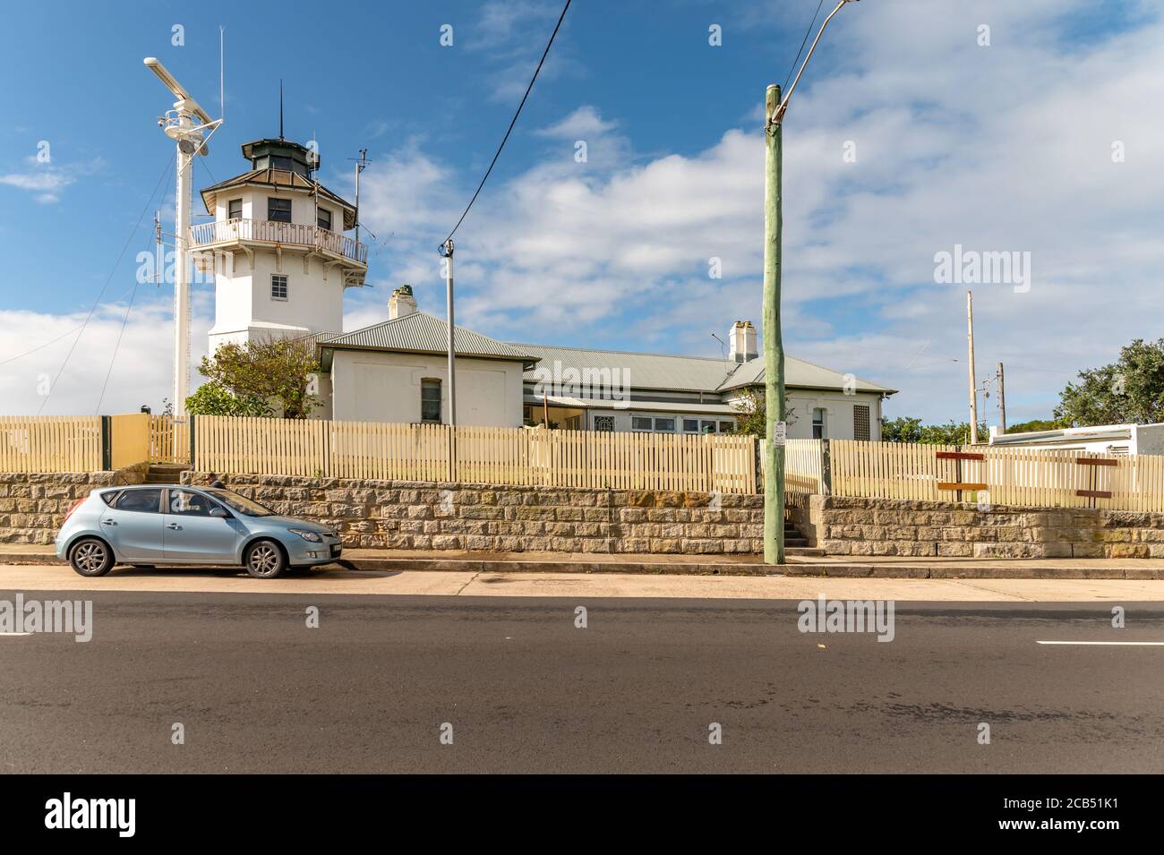 Marine Rescue Port Jackson Radio Base an einem sonnigen Herbst Nachmittag mit blauem Himmel und Wolken Stockfoto