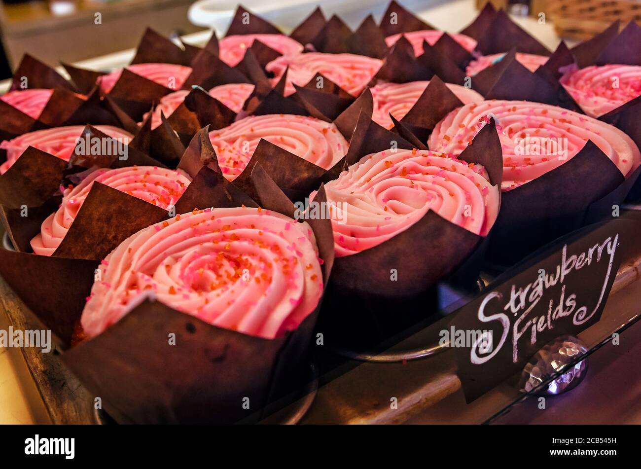 Erdbeer-Cupcakes werden in einem Fall im Crave Bistro/Cupcakery am 12. August 2016 in Cleveland, Mississippi, ausgestellt. Stockfoto