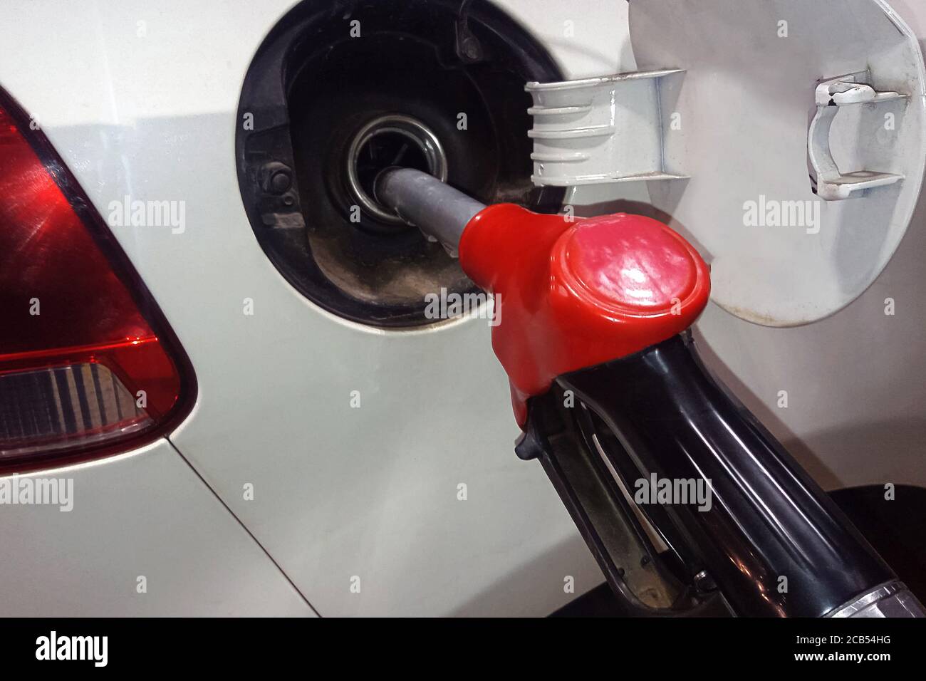 regering Terugspoelen Duur Tanken von Benzin in einem Autotank aus nächster Nähe Stockfotografie -  Alamy