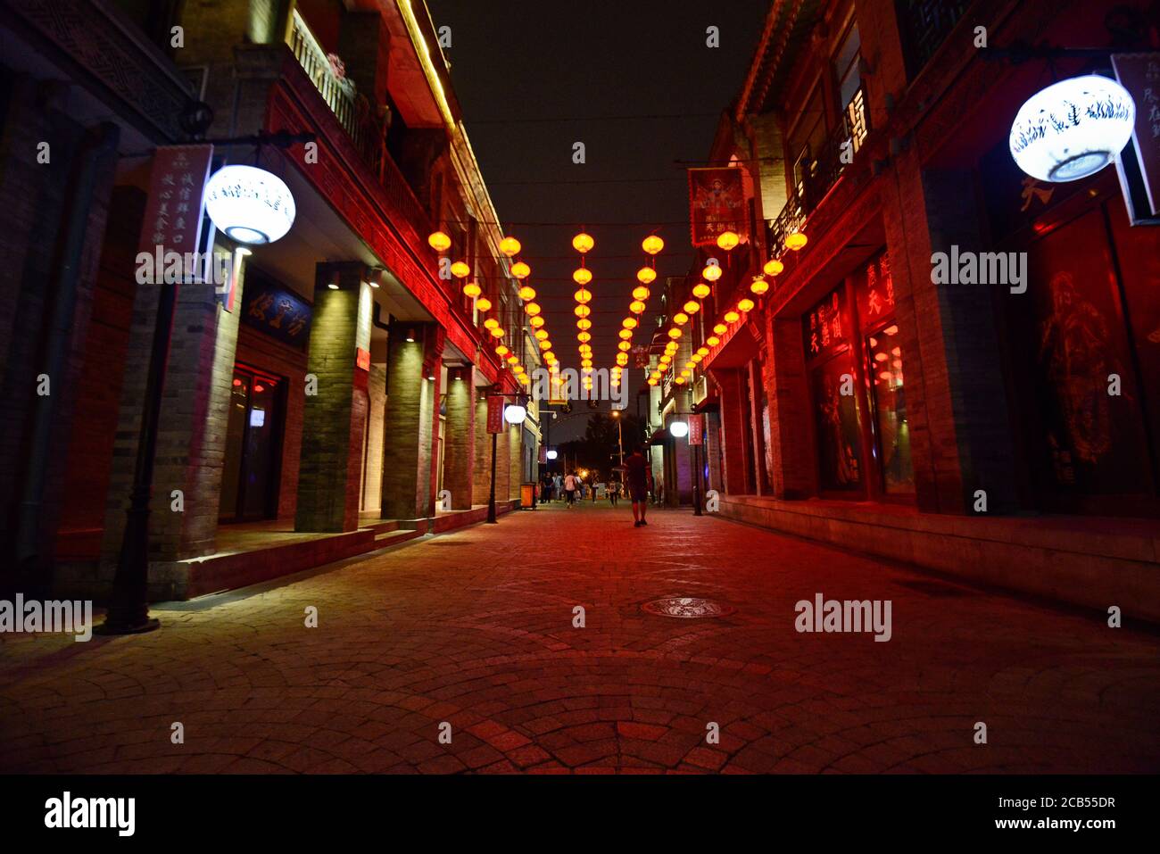 Peking: Bezirk Qianmen bei Nacht. China Stockfoto