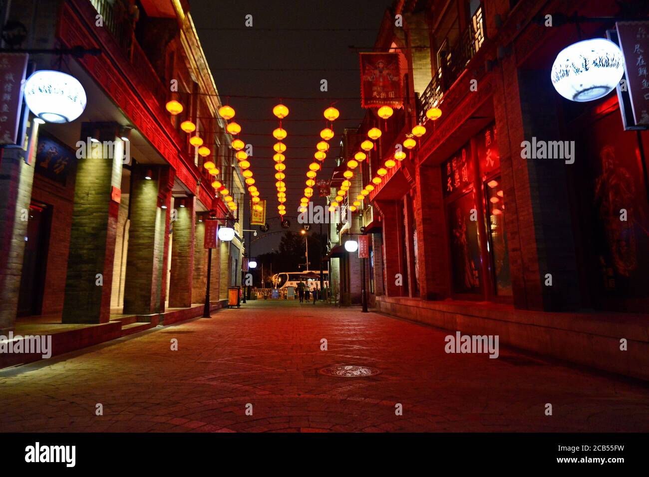 Peking: Bezirk Qianmen bei Nacht. China Stockfoto