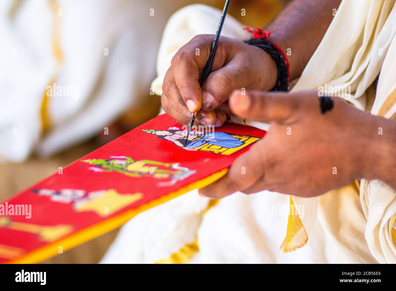 Der Zeremonialbogen, Onavillu. Handwerkliche Malerei gottes Bilder auf Bogen. Es wird für jährliche Rituale am Padmanabha swamy Tempel während Onam Festival s gemacht Stockfoto