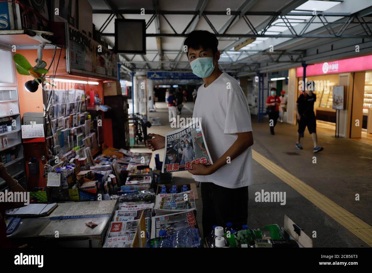 Hongkong, CHINA. August 2020. Citizen reagieren, indem sie eine Kopie der APPLE DAILY Headline Berichterstattung Verhaftung seines Gründers, Jimmy Lai am Nachrichtenstand heute Morgen.Aug-11, 2020 Hong Kong.ZUMA/Liau Chung-ren Credit: Liau Chung-ren/ZUMA Wire/Alamy Live News Stockfoto