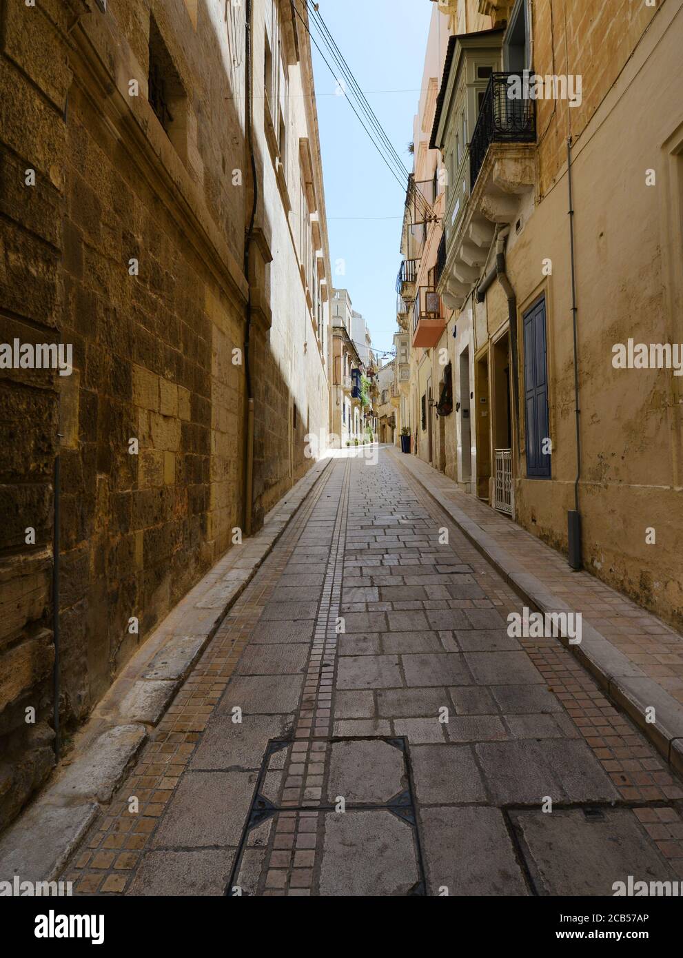 Spaziergang durch die engen Gassen von Vittoriosa auf Malta. Stockfoto