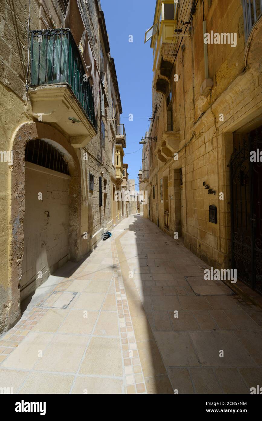 Spaziergang durch die engen Gassen von Birgu, Malta. Stockfoto