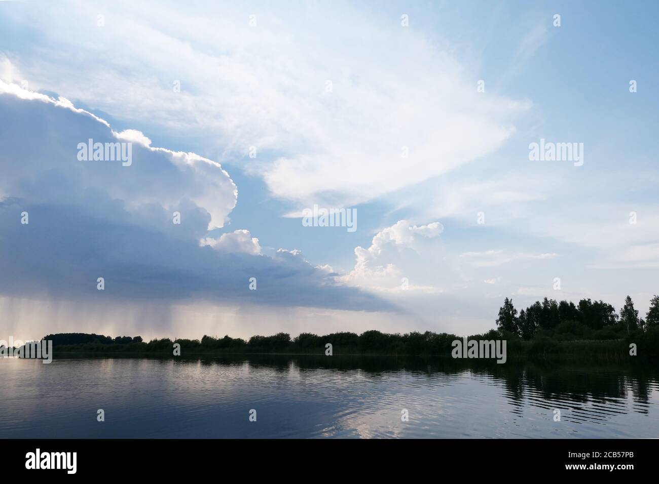 Wolkiger Himmel über dem See Stockfoto