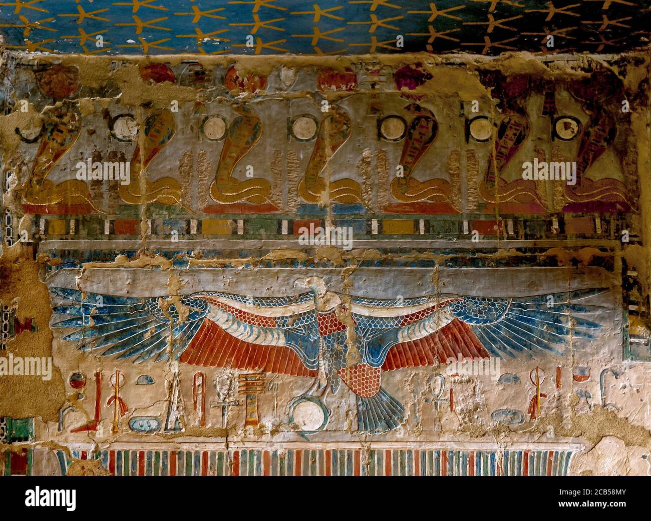 Eines der spektakulären Reliefs mit der Geiergöttin Nekhbet im Totentempel der Hatschepsut in Deir al-Bahri bei Luxor in Ägypten. Stockfoto