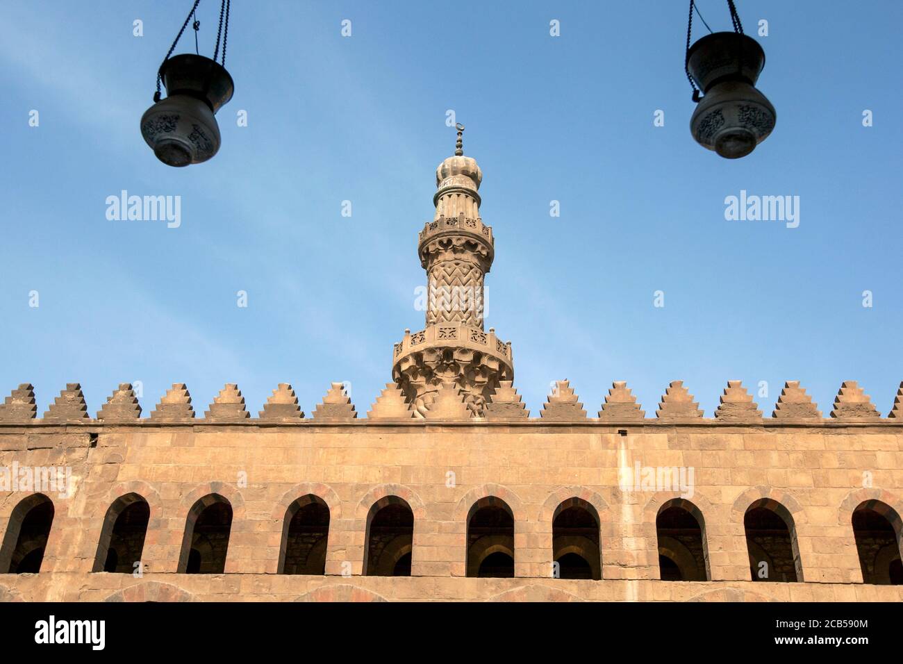 Ein ummauerter Abschnitt, der die Architektur der Kairoer Zitadelle (Zitadelle von Salah Al-DIN) in Kairo in Ägypten zeigt. Es ist eine mittelalterliche islamische Festung. Stockfoto