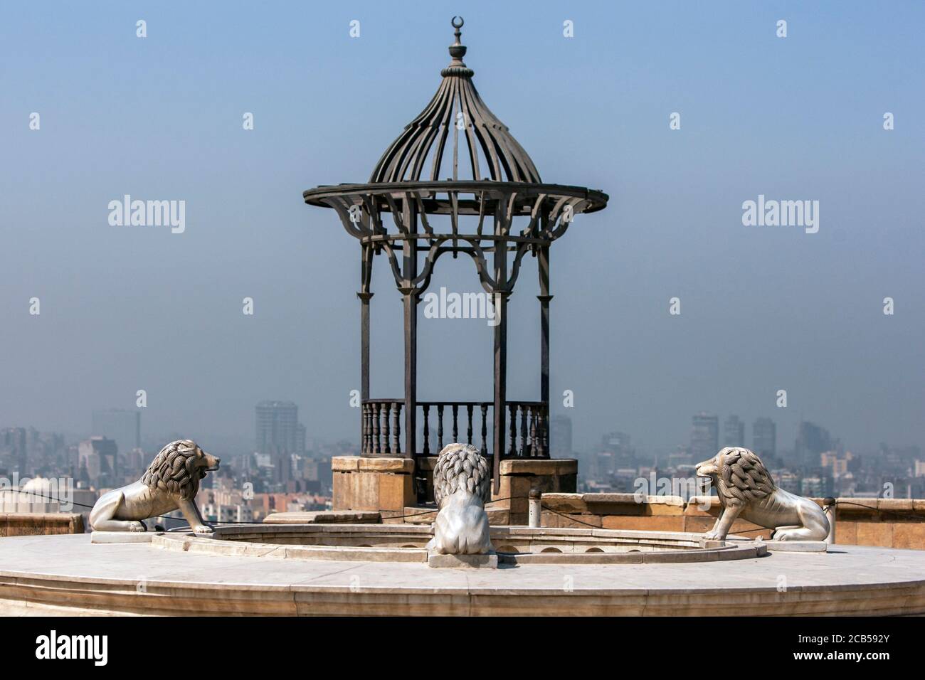 Löwenstatuen stehen innerhalb der Kairoer Zitadelle (Zitadelle von Salah Al-DIN) mit Blick auf Kairo in Ägypten. Die Zitadelle ist eine mittelalterliche islamische Festung. Stockfoto