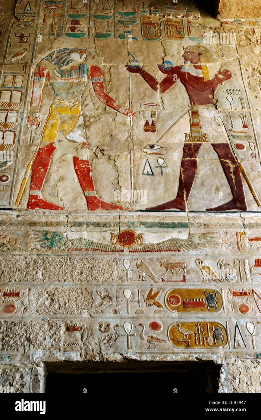Ein Teil der unglaublichen Hieroglyphen am Tempel der Hatschepsut in Deir al-Bahri in der Nähe von Luxor in Zentralägypten. Die ursprüngliche Lackierung ist sichtbar. Stockfoto