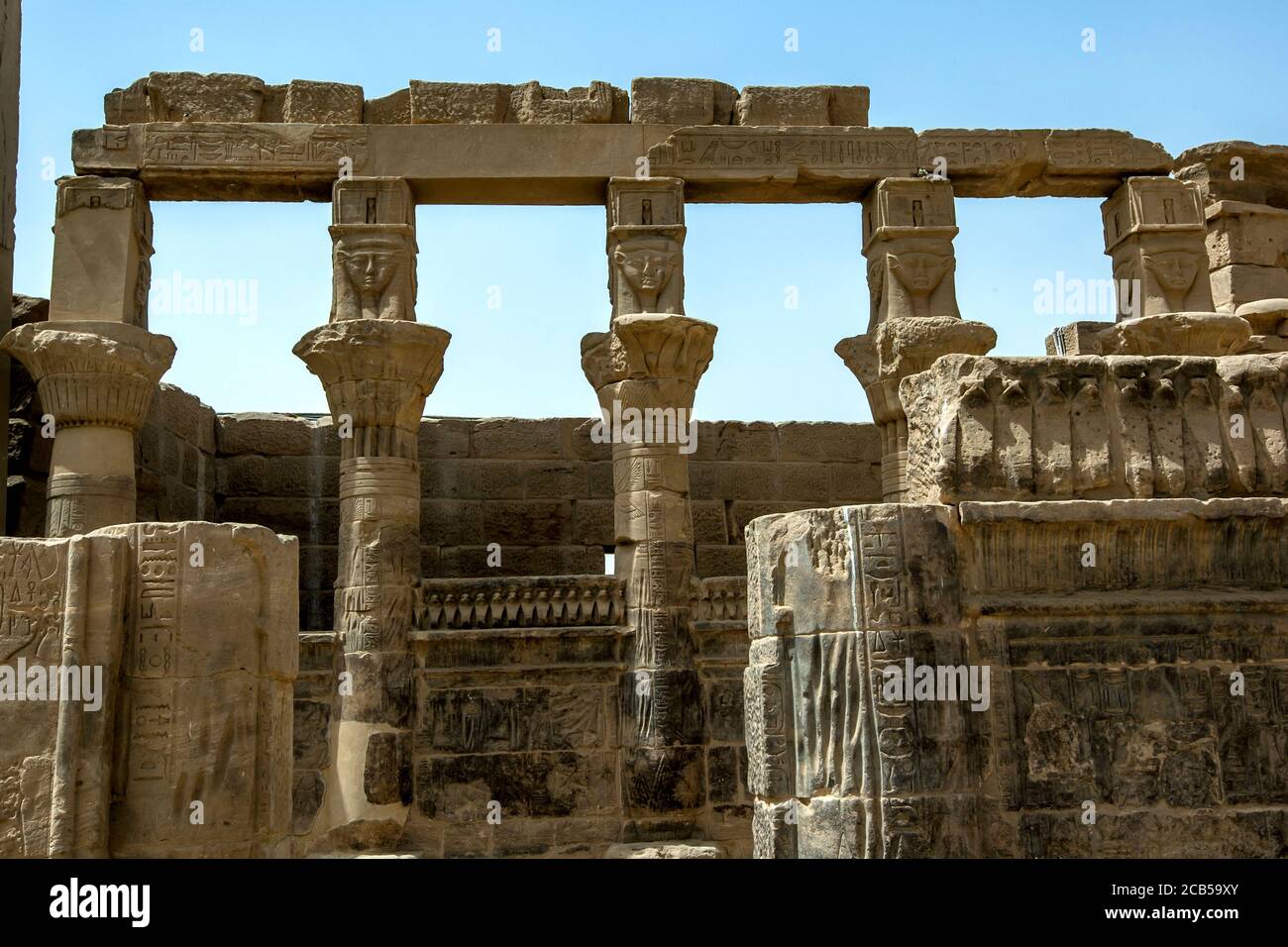 Der Stein geschnitzte Hathor Kapitelle auf den Papyrus-Säulen im Tempel von Nectanebo auf Philae (Agilqiyya Insel) bei Assuan in Ägypten. Stockfoto