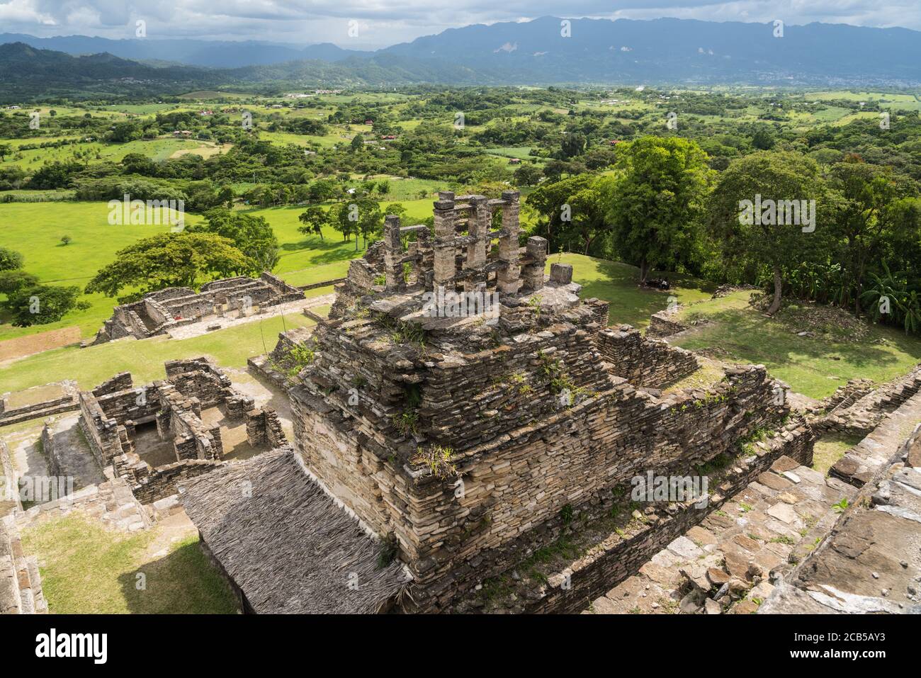 Die Akropolis von Tonina ist auf sieben Terrassen über dem Hauptplatz gebaut, steigt auf eine Höhe von 243 Fuß, oder 74 Meter. Die Ruinen der Maya-Stadt Stockfoto