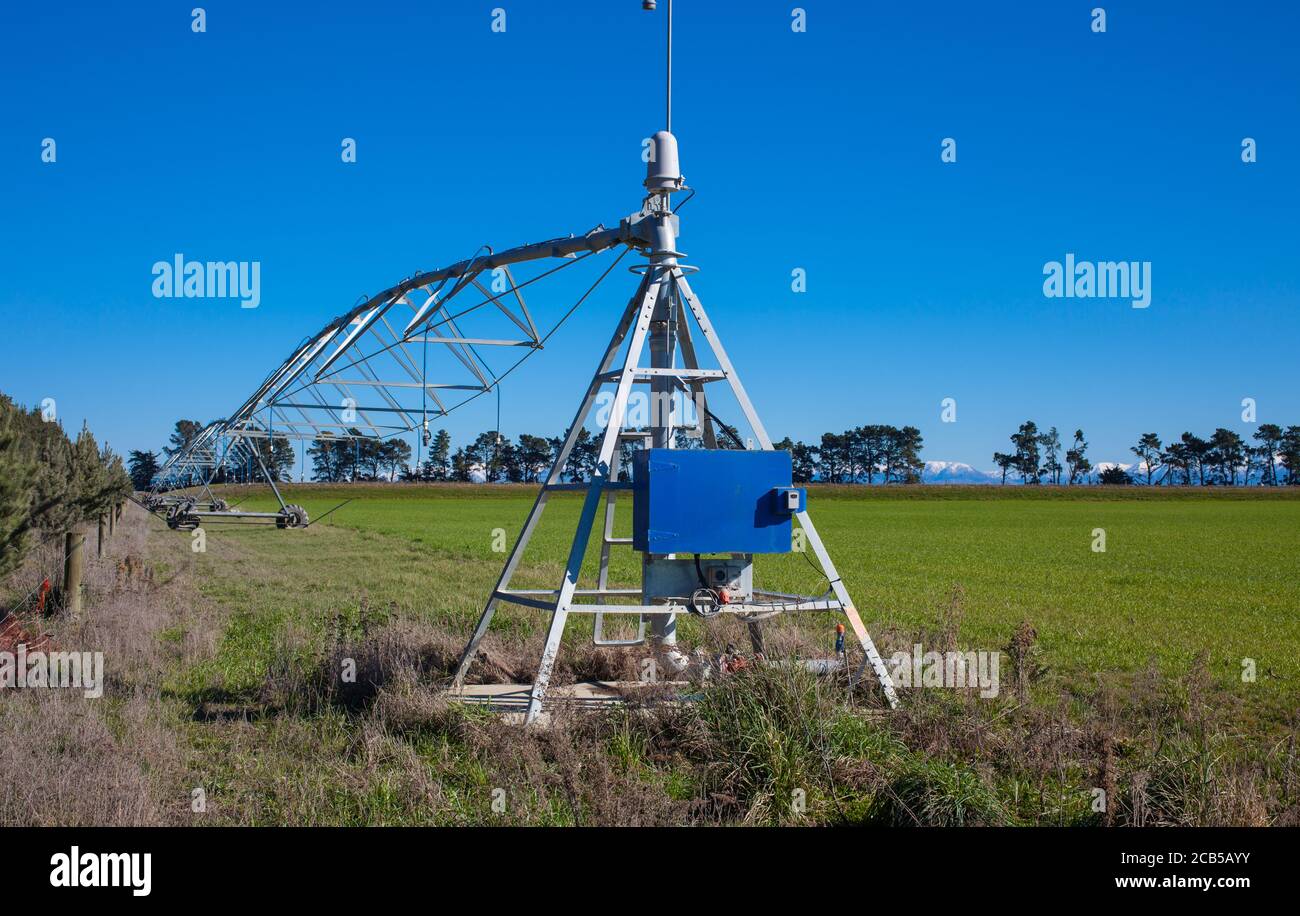 Neuseeland Landschaftsszenen: Bewässerung Infrastruktur: Center-Pivot Irrigator Bewässerung einer kreisförmigen oder halbkreisförmigen Paddock. Stockfoto