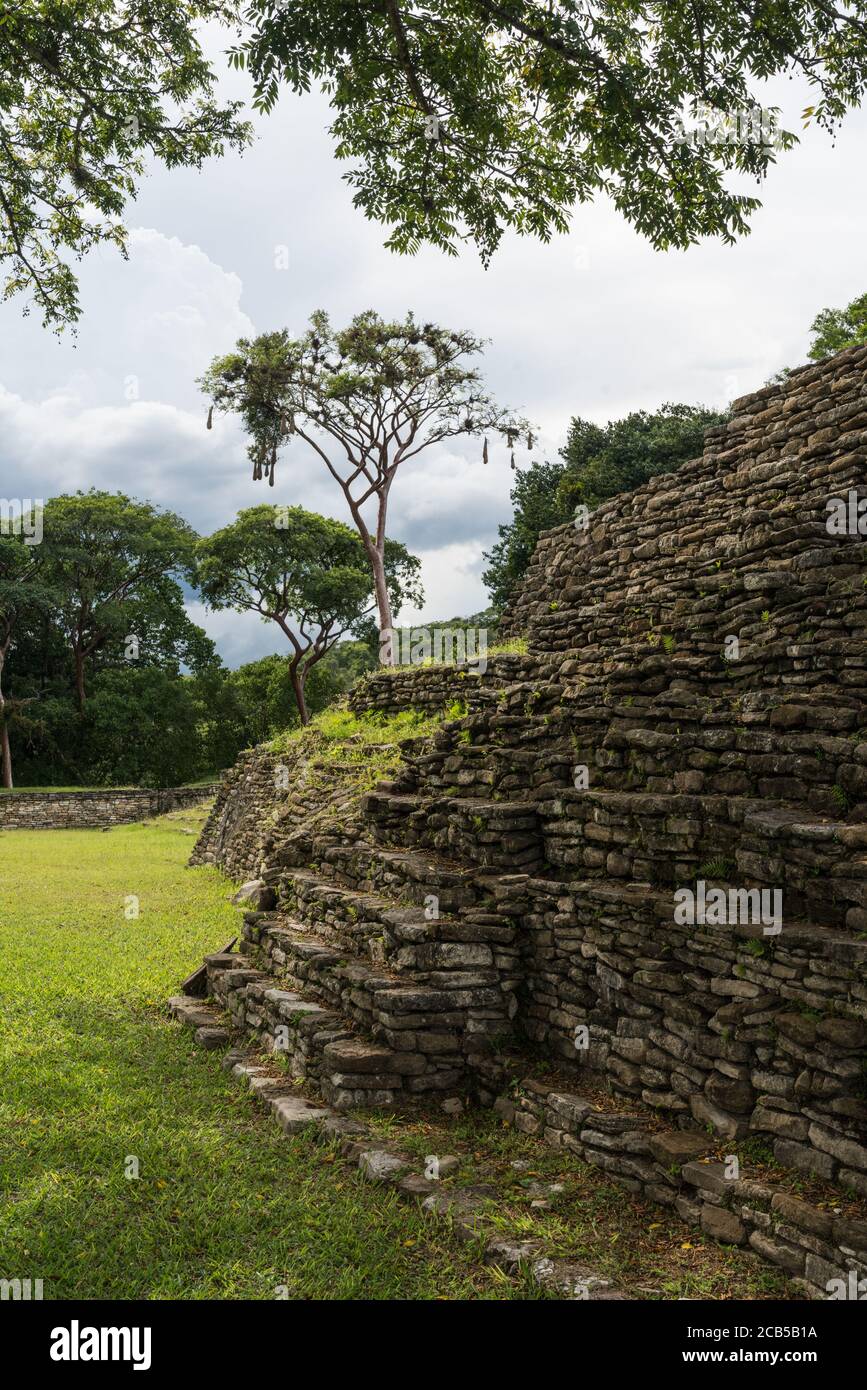 Die Akropolis von Tonina ist auf sieben Terrassen über dem Hauptplatz gebaut, steigt auf eine Höhe von 243 Fuß, oder 74 Meter. Die Ruinen der Maya-Stadt Stockfoto