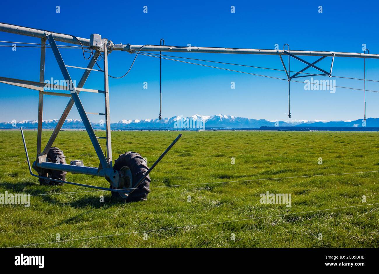 Neuseeland Landschaftsszenen: Bewässerung Infrastruktur: Center-Pivot Irrigator Bewässerung einer kreisförmigen oder halbkreisförmigen Paddock. Stockfoto