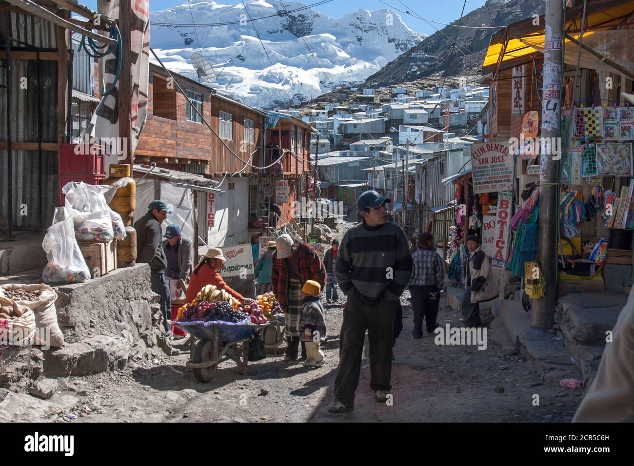 LA RINCONADA, PERU 9. AUGUST 2016 Geschäftiger Handel in der