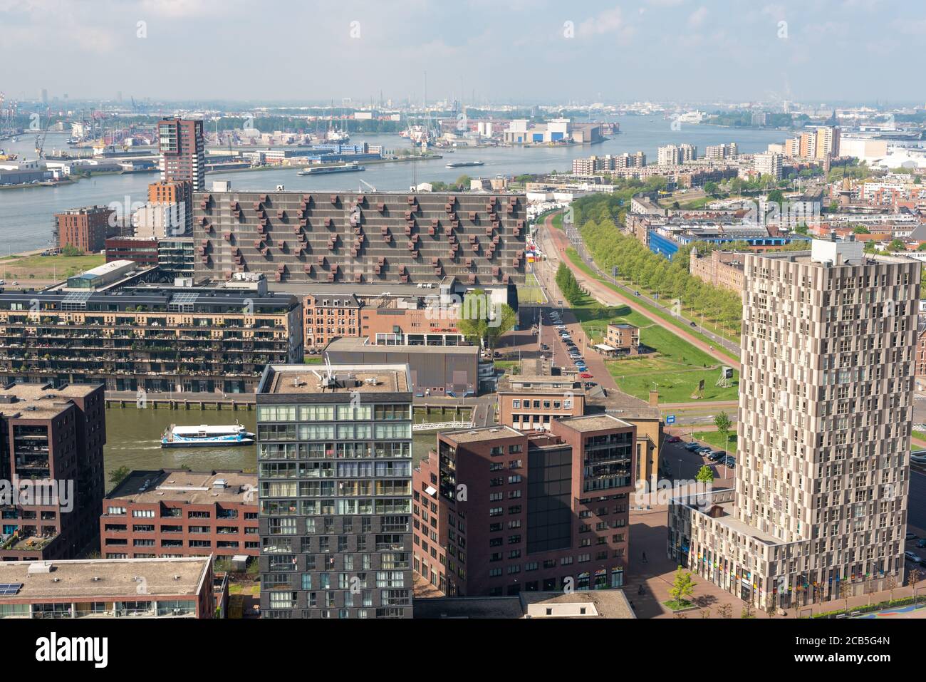 Rotterdam, Niederlande - 29. April 2019 : Moderne Gebäude im Delfshaven Viertel und neue maas Skyline Luftaufnahme Stockfoto