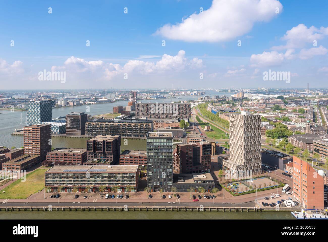 Rotterdam, Niederlande - 29. April 2019 : Moderne Gebäude im Delfshaven Viertel und neue maas Skyline Luftaufnahme Stockfoto
