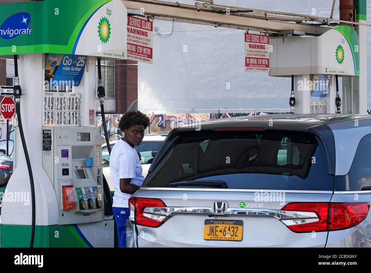 New York, Usa. August 2020. Ein Autofahrer füllt sich an einer BP-Tankstelle in Queens Borough in New York City. BP PLC (BP) hat Berichten zufolge beschlossen, die Öl- und Gasproduktion zu senken und Milliarden von Dollar in saubere erneuerbare Energien zu investieren, was den Anfang dieses Jahres angekündigten Übergang beschleunigt. Kredit: SOPA Images Limited/Alamy Live Nachrichten Stockfoto