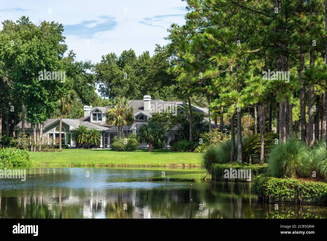 Haus am See mit Blick auf den Golfplatz im Sawgrass Players Club, einer privaten gehobenen Gemeinschaft in Ponte Vedra Beach, Florida. (USA) Stockfoto